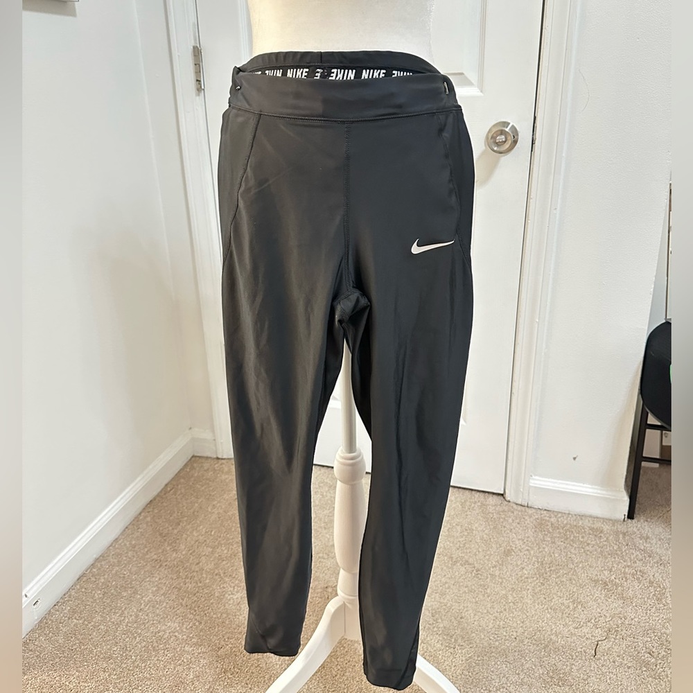 Black Nike Yoga Pants: Sleek style, Elevated Comfort sz M